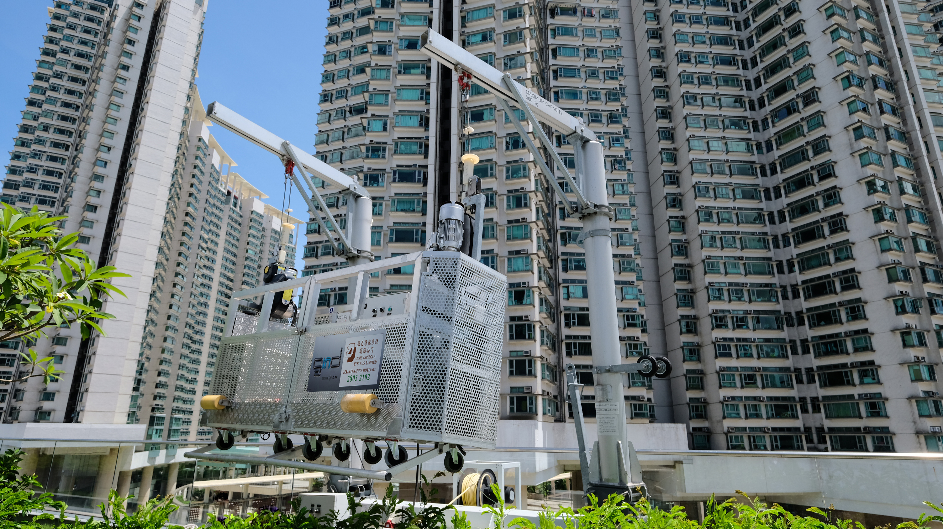 Davit arm BMU system at building parapet